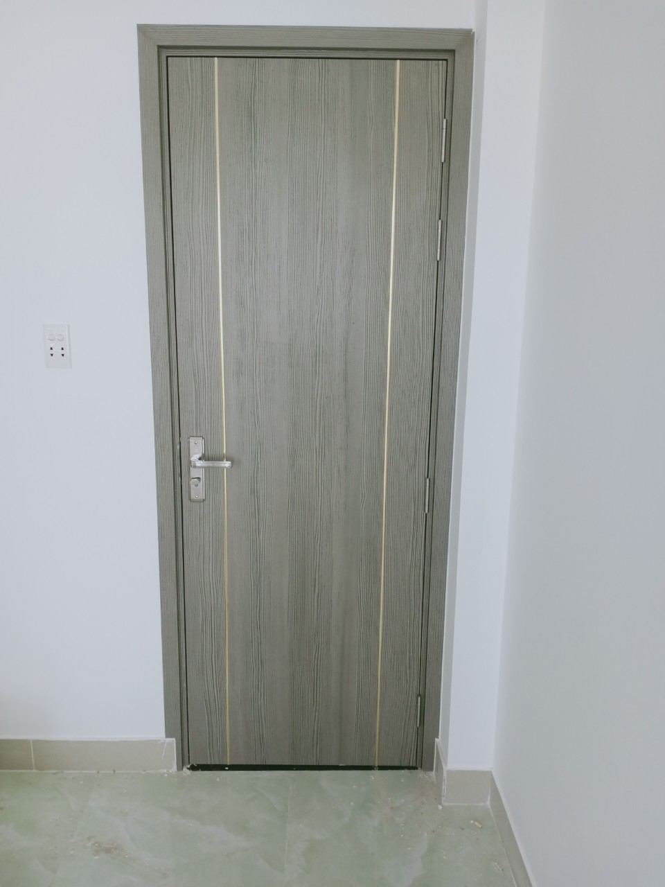 cửa nhựa gỗ composite tại hóc môn phủ da vân gỗ