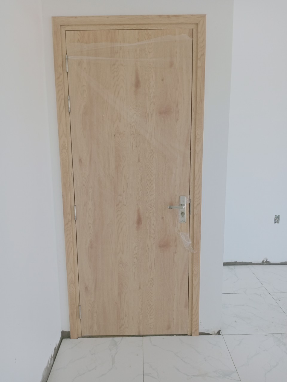 cửa nhựa gỗ composite phủ da công trình quận 7